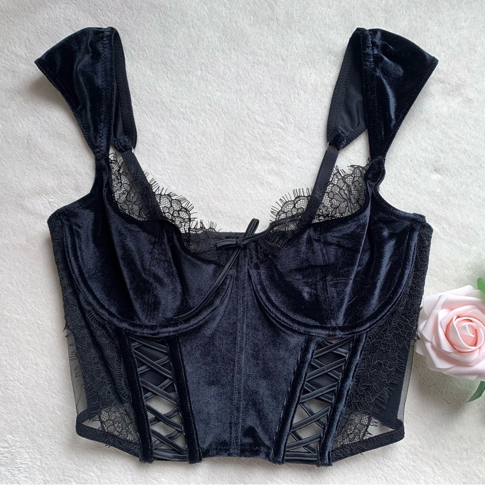 𝗩𝗶𝗰𝘁𝗼𝗿𝗶𝗮’𝘀 𝗦𝗲𝗰𝗿𝗲𝘁 Dream Angels Black Velvet Bustier Top
